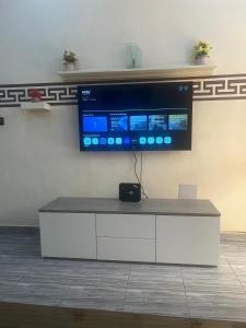 瓦加杜古RESIDENCE OUAGA的白色橱柜顶部的平面电视