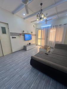 瓦加杜古RESIDENCE OUAGA的大型客房配有一张床和一台平面电视。