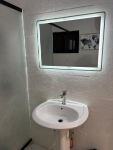 达喀尔Le cocon by sdm的浴室设有白色水槽和镜子