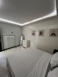 达喀尔Le cocon by sdm的卧室配有一张白色大床