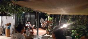达叻府บ้านลูกจัน Bann Lookjan Trat的一群人坐在一个房间里,坐在椅子上