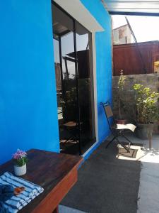 ZamacolaHabitación Privada en casa familiar的一间设有桌子和蓝色墙壁的客房