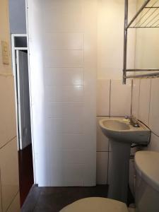ZamacolaHabitación Privada en casa familiar的白色的浴室设有水槽和卫生间。