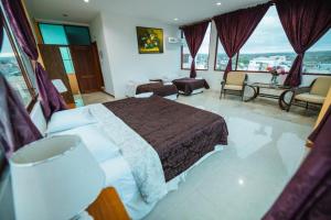 阿约拉港Galápagos Trip的一间带大床的卧室和一间客厅
