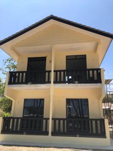 巴佐Chalet Barokah Resort, Bachok的房屋的顶部设有阳台