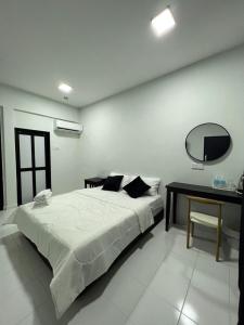 巴佐Chalet Barokah Resort, Bachok的一间卧室配有一张床、一张桌子和一面镜子