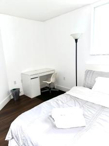 迈阿密Private bedroom 1 block from Downtown Miami的白色卧室配有书桌和床