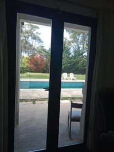 埃斯特角城Chiquense的滑动玻璃门,享有游泳池的景色