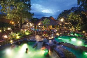 怡保Golden Roof Hotel Sunway Ipoh的享有游泳池的顶部景色
