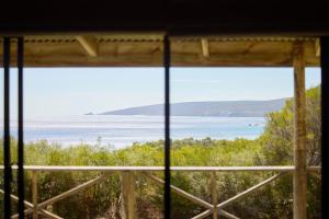 亚林加普钱德勒史密斯海滨别墅的从窗户可欣赏到海景