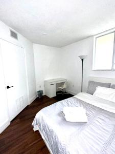 迈阿密Private bedroom 1 block from Downtown Miami的白色卧室配有床和书桌