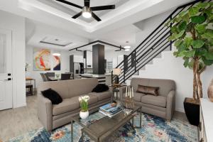 麦卡伦Quinta Real 5121 QR4的客厅配有沙发和桌子