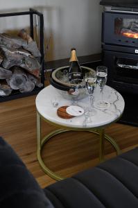 SevernleaSerenità Stanthorpe的一张桌子,上面有眼镜和一瓶葡萄酒