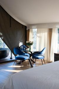 SevernleaSerenità Stanthorpe的卧室里设有两张蓝色的椅子和一张桌子