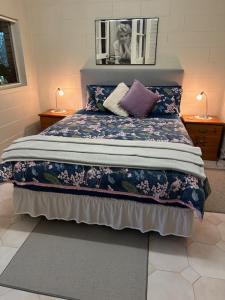 科夫斯港The singing frogs studio的一间卧室配有一张带鲜花的大床