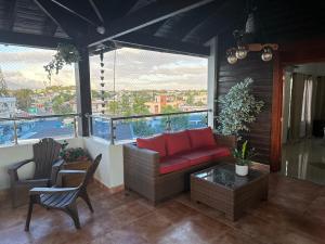 圣弗朗西斯科德马科里斯Rooftop Paradise的阳台设有带红色沙发的客厅