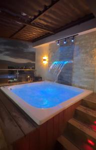 圣弗朗西斯科德马科里斯Rooftop Paradise的一个带喷泉的大型蓝色浴缸