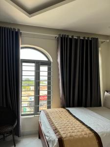 波来古市Hoàng Khiêm Hotel的一间卧室设有一张床和一个大窗户