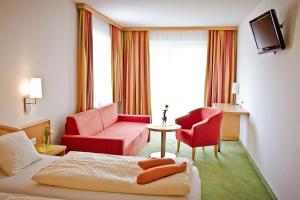 罗森谷地圣雅各布Der Thomashof的酒店客房配有床、沙发和椅子