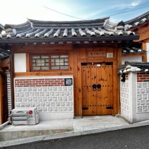 首尔Hwadong 1Beonji的一座带木门和门的房子