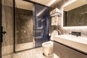 凤凰山鸣高端民宿的一间带卫生间和水槽的浴室