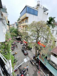 河内Hanoi Oriental Viewl Hotel的享有城市街道上汽车和摩托车的景色