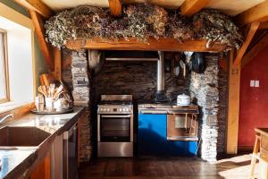 玛塔玛塔housewithnonails的厨房配有炉灶和石墙