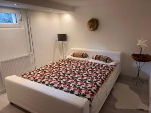 兰河畔马尔堡Charmante Einliegerwohnung, 3 Zimmer in ruhiger Wohnlage, 60qm, mit gemütlicher Südterrasse的一间卧室配有一张带花毯的床