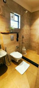 kolkataRa Vista的一间带卫生间和水槽的浴室