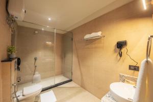 kolkataRa Vista的带淋浴、卫生间和盥洗盆的浴室
