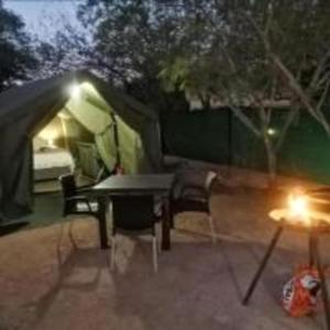 斯库库扎Yebo Safari Tents-Lower Sabie的帐篷前配有桌椅