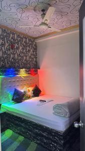 巴特那Relax Zone的一间有床的房间,上面有灯