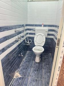 巴特那Relax Zone的一间带卫生间和淋浴的浴室