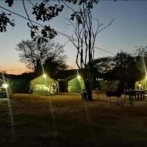 斯库库扎Yebo Safari,Glamping and Safaris的夜晚在院子里有灯的房子