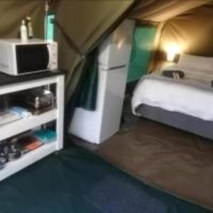 斯库库扎Yebo Safari,Glamping and Safaris的小房间设有一张床和一张床,面积有2平方米
