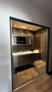 卡尔维maison 3 chambres avec piscine的一间带水槽和镜子的浴室