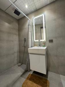 诺伊达Sky stay的一间带水槽和镜子的浴室