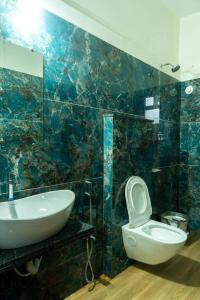 丹德利White Water Resort dandeli的一间带水槽、卫生间和镜子的浴室