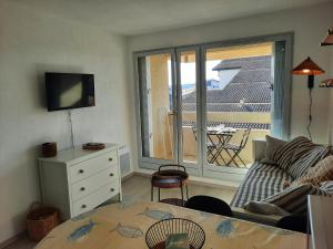 塞尼奥斯Appartement Seignosse, 1 pièce, 2 personnes - FR-1-239-871的带沙发、桌子和窗户的客厅