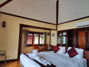 班柯木穆岛西拉威海滩度假酒店的一间卧室配有两张床和一张桌子及椅子