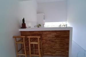 KlatenOYO 93885 D'harjo Guesthouse的厨房配有柜台和砖砌壁炉
