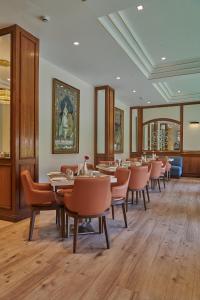 孟买Regent Hotel Andheri的用餐室配有桌椅