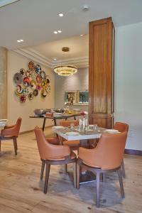 孟买Regent Hotel Andheri的一间带桌椅的用餐室
