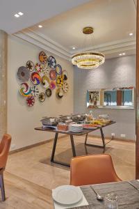 孟买Regent Hotel Andheri的墙上的餐桌和盘子用餐室