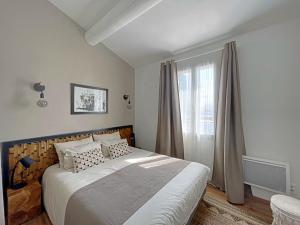 圣马迪拉莫Maison Saintes-Maries-de-la-Mer, 3 pièces, 4 personnes - FR-1-475-112的一间卧室设有一张大床和一个窗户。