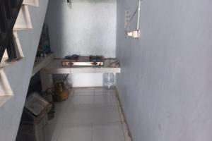 直葛SPOT ON 93886 Kost Zalfa Amalia Syariah的白色客房内带炉灶的小走廊