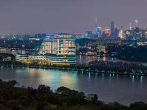 广州洲至奢选广州香岚官洲酒店的河上一座大建筑,有一座城市