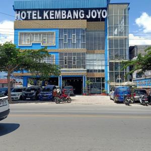 帕卢Hotel Kembang Joyo的大楼一侧的旅馆窝 ⁇ joko标志