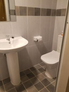 内罗毕7 Days Holiday Inn的一间带水槽和卫生间的浴室