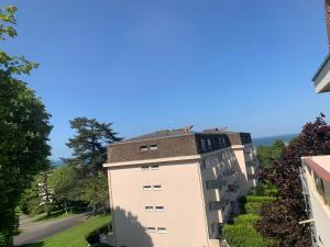 滨海维莱Appartement Villers-sur-Mer, 2 pièces, 4 personnes - FR-1-712-58的公寓大楼的顶部设有屋顶